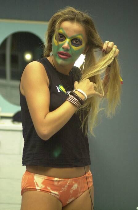 Tina, do BBB 2, era jogadora de futebol quando entrou no reality show. Após o programa, conquistou uma fama negativa por conta das confusões que encarou no programa. Foi embora do País e agora trabalha como gerente administrativa na Europa, é casada e tem um filho