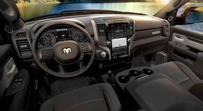 Interior da RAM Laramie vendida no Brasil e importada do México