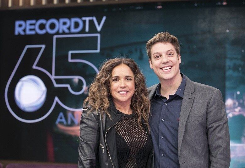 Com quase 40 anos de carreira
e algumas décadas participando do Carnaval de Salvador, a cantora Daniela
Mercury é a convidada do Programa do Porchat desta quarta-feira (26). Na conversa, ela
fala sobre a homenagem que fez a Chico Buarque quando a Record TV completou 50
anos, em 2003, e cantou A Banda