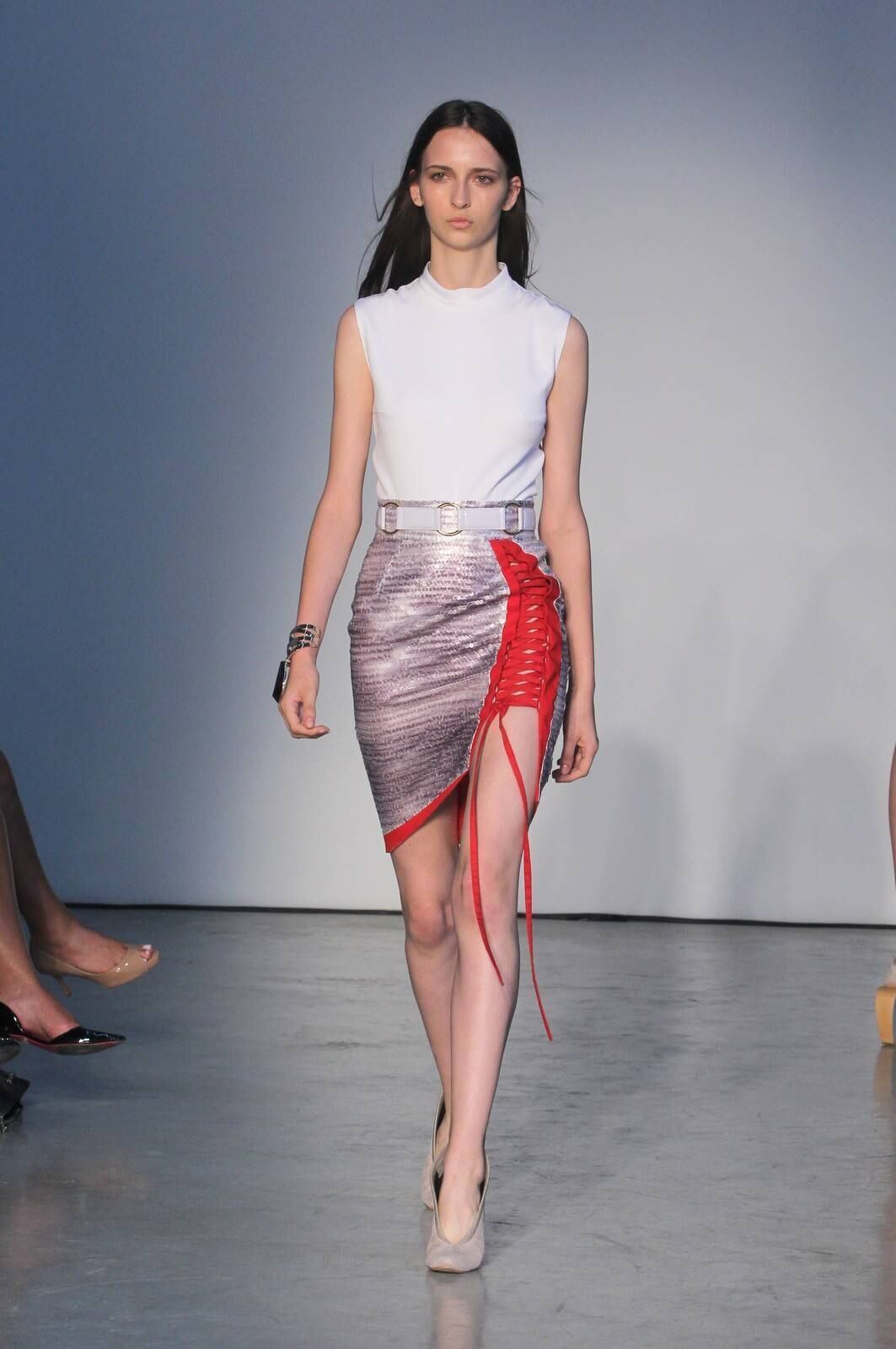 O segundo dia de desfiles da temporada inverno 2015 da São Paulo Fashion Week começou com a coleção do estilista Pedro Lourenço, nesta terça-feira (4). As modelos entraram na passarela após uma hora de atraso e vestiram peças feitas de diferentes materiais, que iam desde os trabalhos com paetês até detalhes com argolas de meta. Além dos casacos e saias que deram um ar sexy à coleção, as sandálias com saltos largos, arredondados e amarrações no tornozelo também foram destaque na passarela