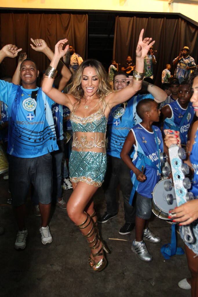Sabrina Sato comemora aniversário na quadra da Vila Isabel