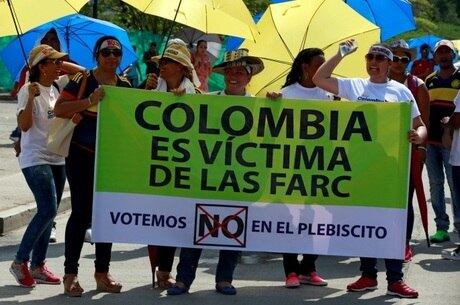 Defensores do "não" saíram às ruas contra o acordo de paz com as Farc