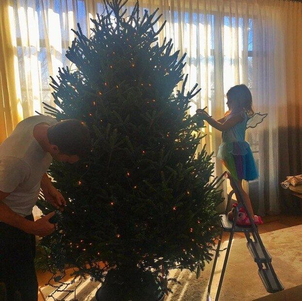 Tom Brady e Vivian montam juntos a árvoe de Natal da família