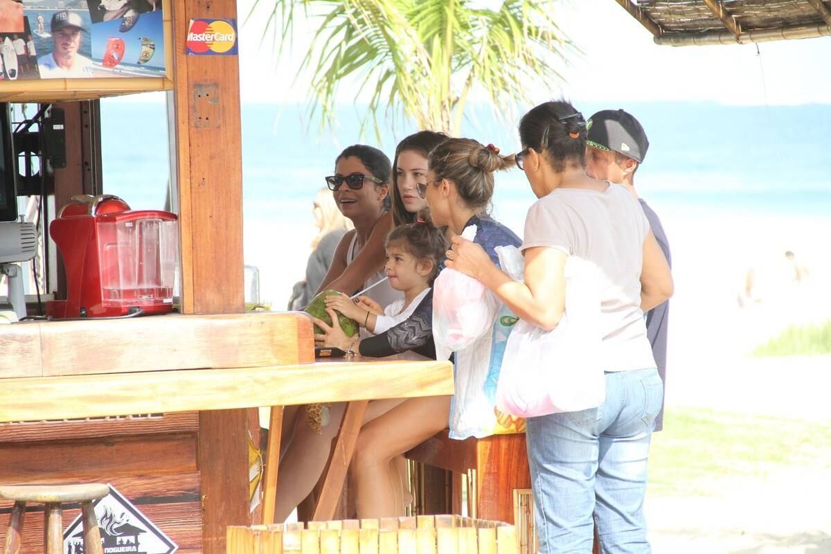 Grazi Massafera curtiu dia de sol na Barra da Tijuca