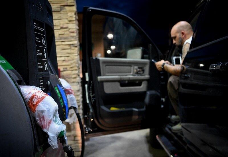 Este homem esperava há mais de 6 horas para conseguir encher o tanque do carro nesta quinta-feira no Estado. As bombas estão vazias
