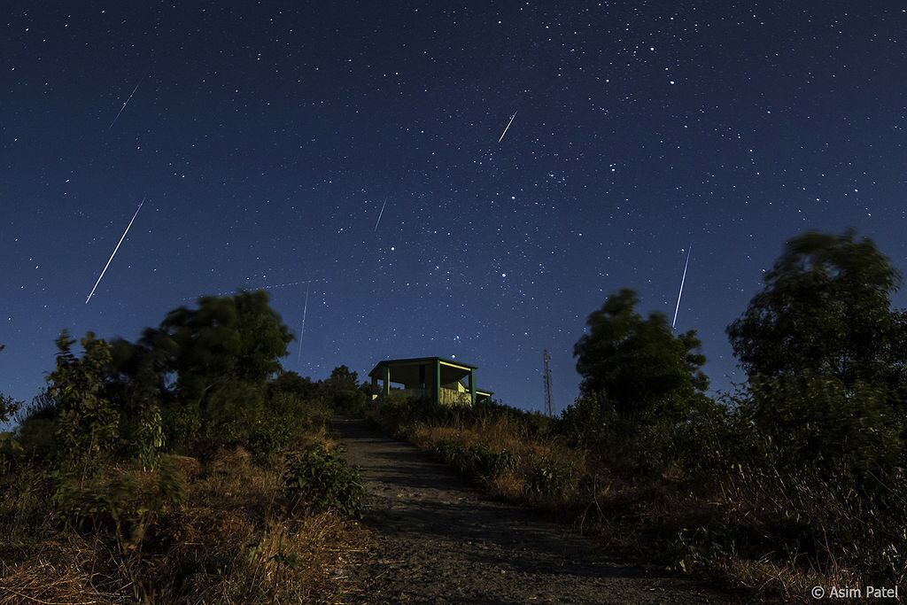 Nos dias 13 e 14, será o pico da chuva de meteoros Geminídeas, considerada pela Nasa uma das melhores e mais marcantes do ano — nas condições ideais, será possível visualizar até 120 meteoros por hora. Brasileiros poderão observar o fenômeno, embora ele seja mais visível do hemisfério Norte. Acredita-se que a Geminídeas seja originária dos fragmentos do asteroide 3200 Faetonte, que passou "raspando" pela Terra em novembro de 2017 