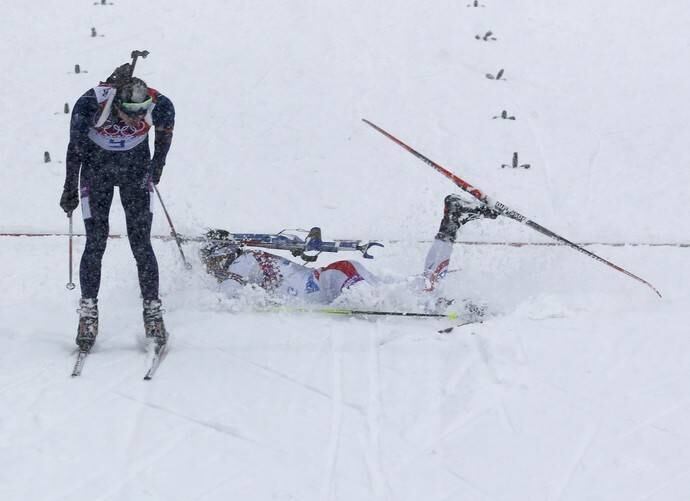 Martin Fourcade aproveitou a distração de Svendsen e se jogou para a linha de chegada, mas não conseguiu evitar o segundo vice seguido 