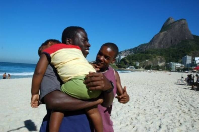 Cidade dos Homens

Com Darlan Cunha e Douglas Silva, primeiro começou como seriado, em 2002, mas acabou virando longa-metragem em 2007. O filme apresenta como temas tráfico de drogas, violência, sexo e festas. Outro tema é o abandono, no caso de Laranjinha, que não conhece o pai