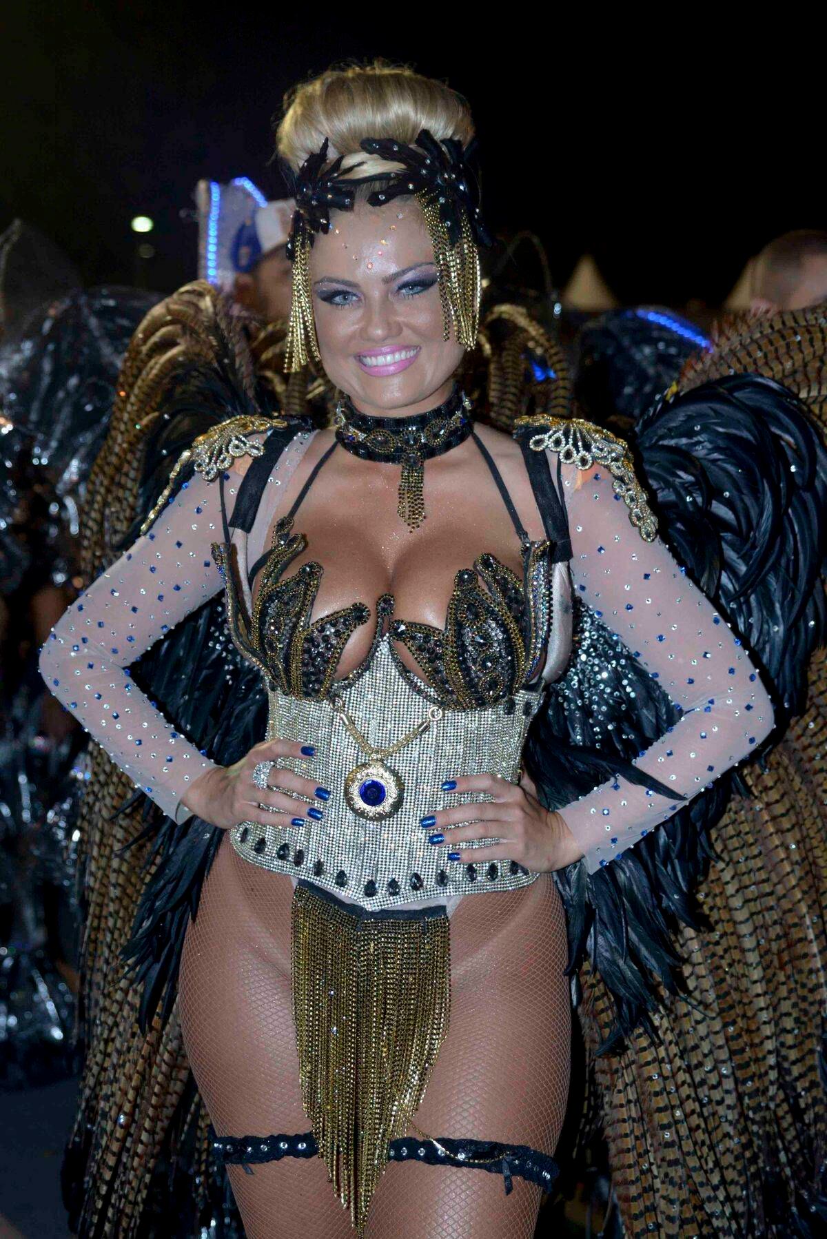 Ellen Roche curte terceiro lugar da Rosas de Ouro no desfile das campeãs de São Paulo