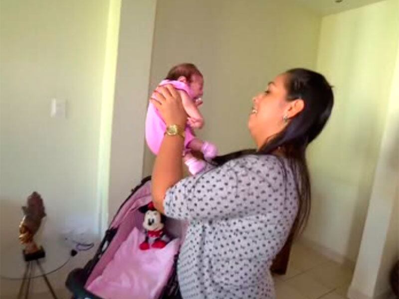 Os cuidados incluem leite de duas em duas horas, troca de fralda e atendimento com especialistas. O hospital passou a ser a segunda casa de mãe e filha. Raíssa revela que, quase todos os dias, Marina realiza exames, tem consulta com médicos e faz fisioterapia