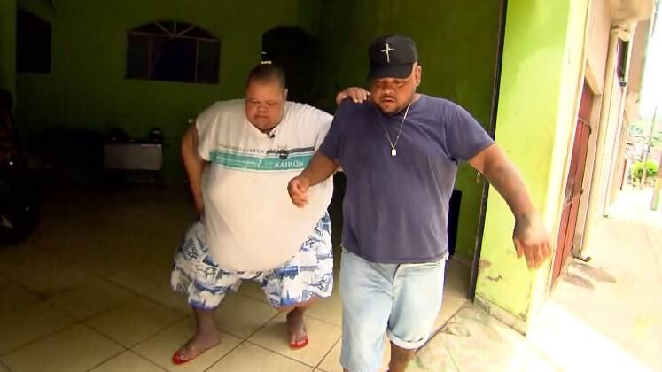 Em casa, na cidade mineira de Ipatinga, ele depende da sua família para tudo. O
irmão, Renato, é quem o ajuda a ir ao banheiro e tomar banho. A tia, Maria
Aparecida, é quem prepara a comida

