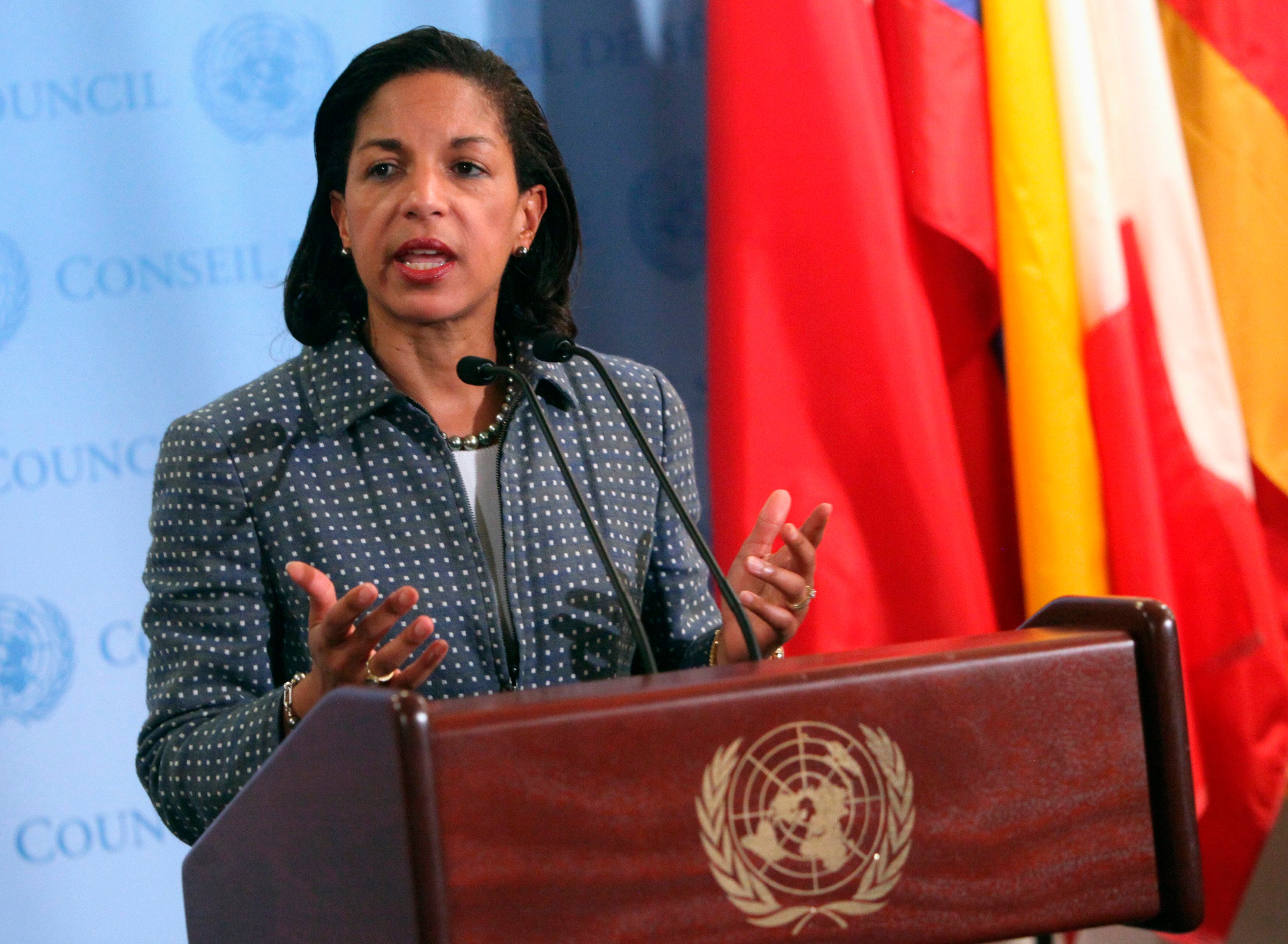 Rice é vista pelos republicanos como uma das
principais promotoras do que eles acreditam ser uma campanha de desinformação
do Executivo, que não reconheceu em primeira instância que o ataque ao
consulado havia sido uma ação premeditada e uma falha fatal de inteligência.
Como consequência da polêmica, cinco comitês do Congresso abriram
investigações paralelas. Em abril, os integrantes republicanos apresentaram um
informe preliminar no qual asseguram que o governo não reforçou a segurança dos
diplomatas na Líbia apesar de ter informações sobre um possível ataque à
representação diplomática.
Na ocasião, eles afirmaram que a Casa Branca fez
um relato impreciso dos eventos e ao final culpou as agências de inteligência
pelas "lacunas" da versão final