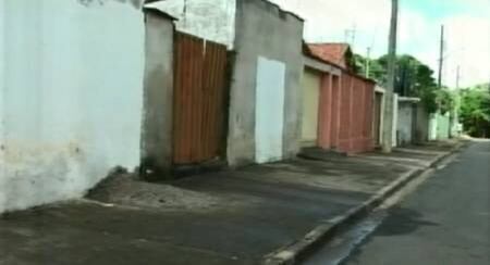 Jovem foi morto na calçada