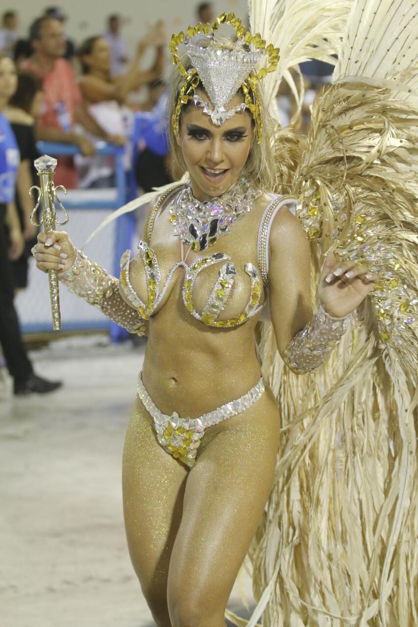 Ela entrou no lugar de Alessandra Mattos após muita polêmica e troca de acusações. Segundo Melão, neste ano desfilou pela escola apenas quem pôde arcar com todos os custos

Mulher Melão protesta em Brasília: “Sou maluquinha, mas vivo antenada!”
