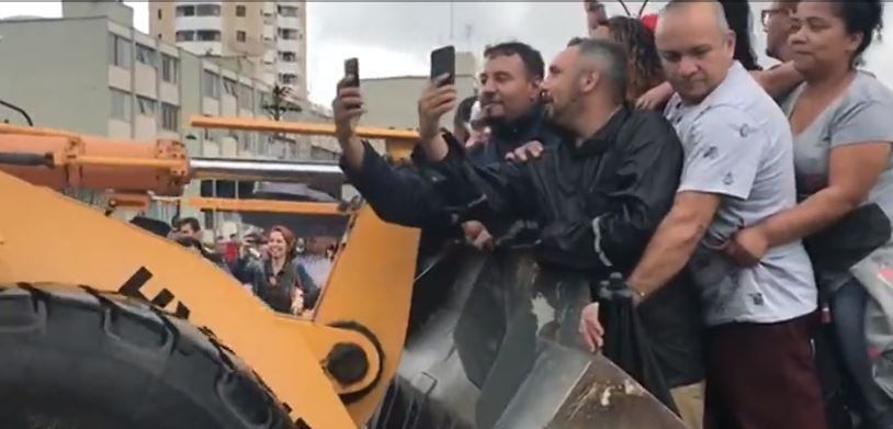 Heróis da chuva: homem passa 10 horas resgatando ilhados em SP