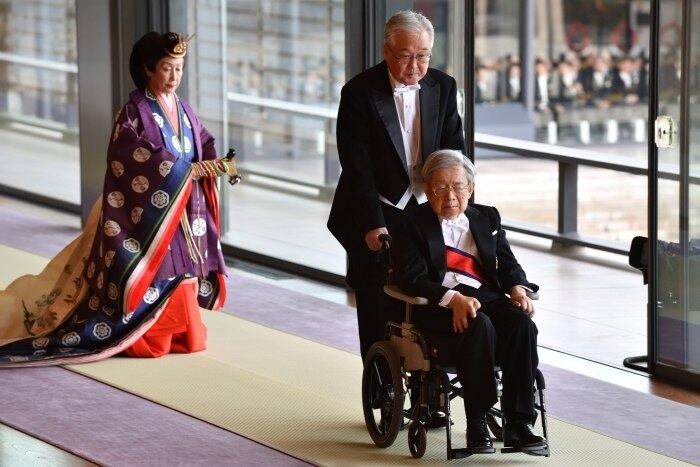 Em um dia chuvoso e declarado feriado nacional, o novo imperador japonês protagonizou uma cerimônia solene de 30 minutos de duração que encerra os principais atos da entronização após herdar o posto do pai, Akihito, em maio deste ano