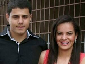 Na madrugada de quarta-feira (10), Velasco pediu para Larissa levá-lo
até a rodoviária, onde ele embarcaria para São Paulo. Ele, supostamente,
iria cuidar de documentos referentes à sua entrada na corporação

