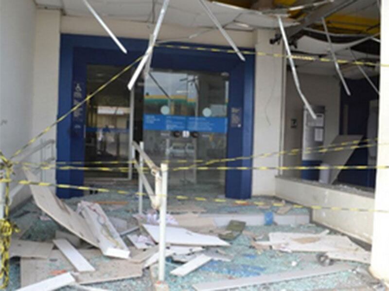 Agência da Caixa, em Conceição do Jacuípe teve a área dos caixas completamente destruída