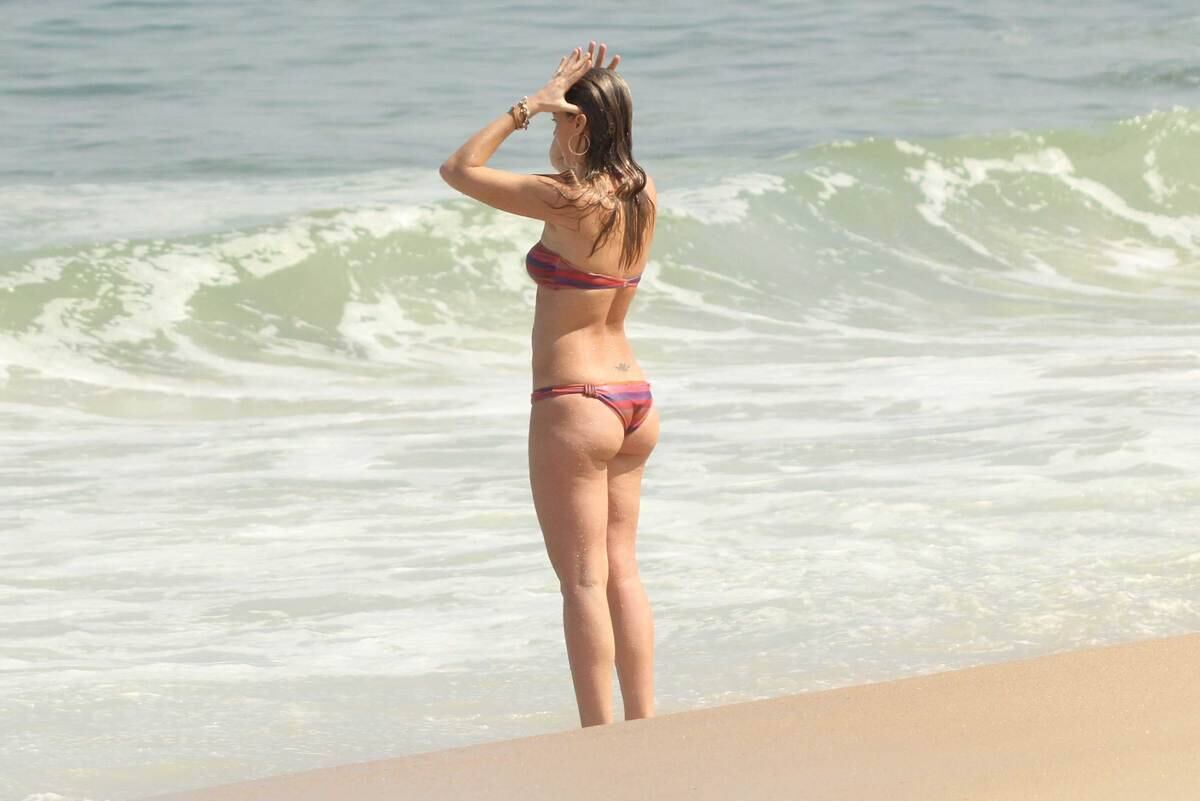 Casal aproveitou o bom tempo para da um mergulho no mar