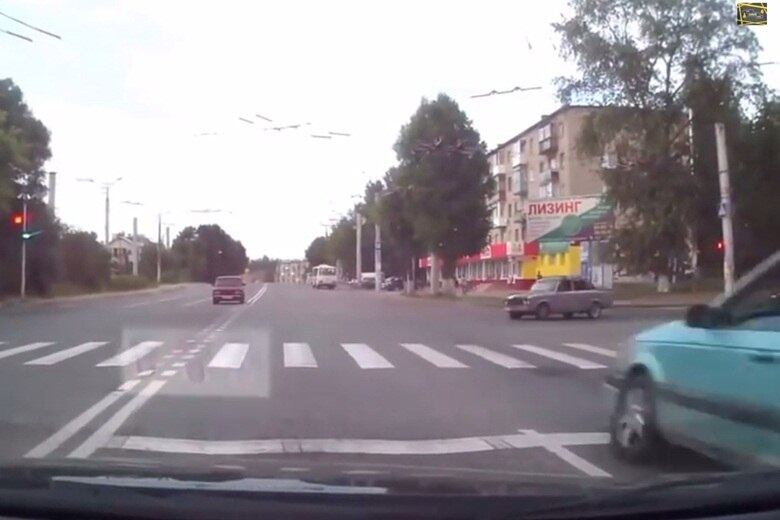 Esse carro à direita não diminui em mais um cruzamento