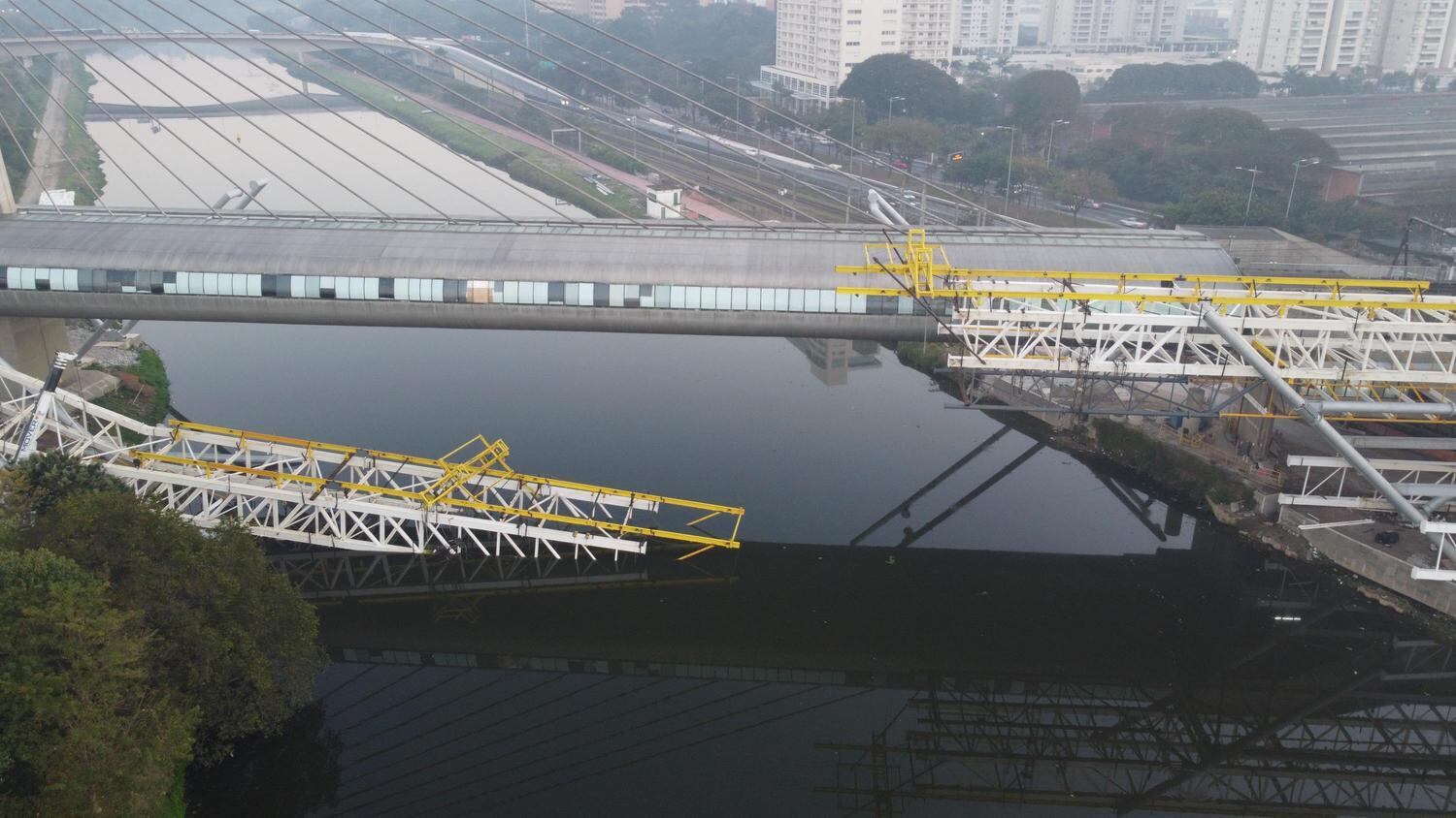 SP - QUEDA-ESTRUTURA-METÁLICA-SOBRE-RIO-PINHEIROS-VISTA-AÉREA - GERAL
SP - QUEDA-ESTRUTURA-METÁLICA-SOBRE-RIO-PINHEIROS-VISTA-AÉREA - GERAL - Imagens aéreas feitas nesta quarta-feira (18) mostram a estrutura metálica que caiu dentro do rio Pinheiros nesta terça-feira (17), na zona sul de São Paulo (SP). A estrutura que despencou faz parte da obra de extensão da plataforma de embarque e desembarque, para ampliar a capacidade de passageiros no lado sul da estação Santo Amaro. Dois funcionários da obra foram feridos e levados ao hospital.
 
Foto: RONALDO SILVA/FUTURA PRESS/ESTADÃO CONTEÚDO
FUP20210818021 - 18/08/2021 - 07:58
