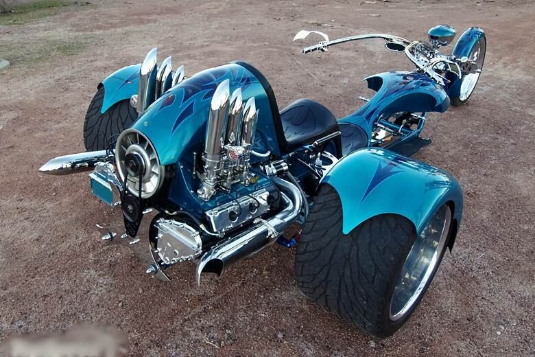 Vista de traseira, a trike é ainda mais agressiva, com um túnel que simula uma turbina