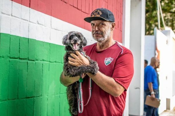 O tutor, que é taxista, explica que tudo começou com a família comemorando os gols do Fluminense. A cachorrinha, muito esperta, entrou no embalo da agitação. "Ela ama assistir TV e, em dias de jogos, durante as comemorações do gol do Fluminense, ela começava a pular, latir e vibrar junto com a gente. Passamos a registrar esses momentos e, hoje, ela é um sucesso na internet", diz Abrahão. Ele ainda revela que a fama de Pretinha ajudou na renda familiar com a preferência dos passageiros. "Tenho clientes que procuram o dono da Pretinha e, na cooperativa, o meu veículo é sempre o primeiro a sair. Os passageiros querem viajar comigo porque sabem que sou o dono dela", conta o tutor, orgulhoso da sua torcedora de estimação