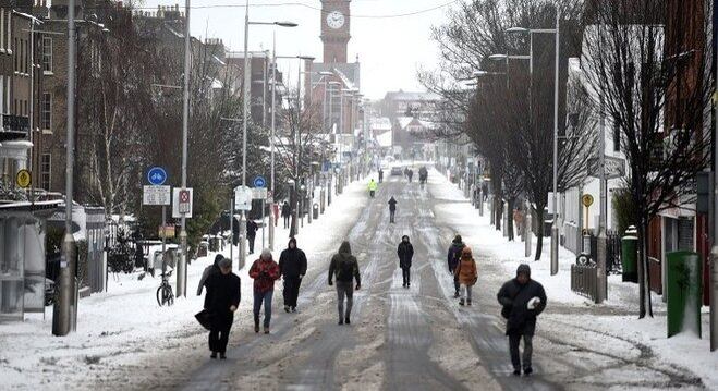 Em Dublin, a nevasca parou os transportes e as pessoas tiveram de andar pela rua