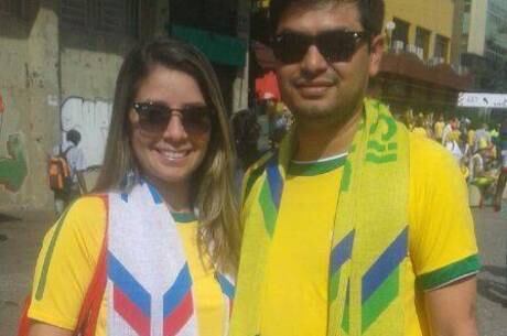 Caterine e Jadson assistem partida no centro de São Paulo