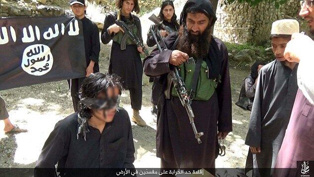 O vídeo começa com um dos jihadistas acusando o homem em público, enquanto outros militantes apontavam fuzis AK-47 para ele. O suspeito, que aparece com os olhos vendados, é colocando sobre uma pequena cadeira de plástico, onde tem suas mãos e pés decepados