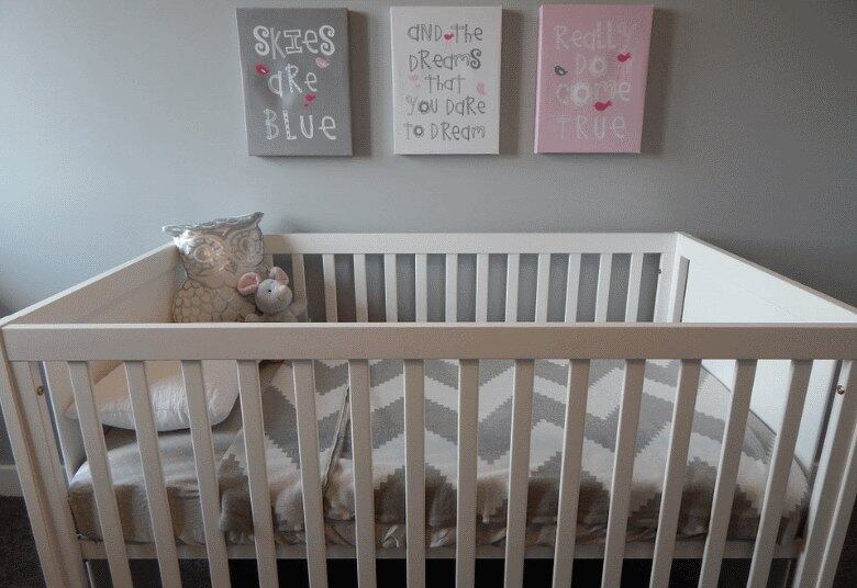 Mas nada de se empolgar e ir
comprando tudo o que vê pela frente! Segundo a designer de interiores, é
fundamental respeitar o espaço mínimo para a circulação. “Nesse caso, priorizar
móveis que têm dupla função pode ser a saída. Por exemplo, uma poltrona de
amamentação que se transforma em cama de solteiro para alguém dormir ou a
cômoda que aproveita o tampo para colocar o trocador”, exemplifica.