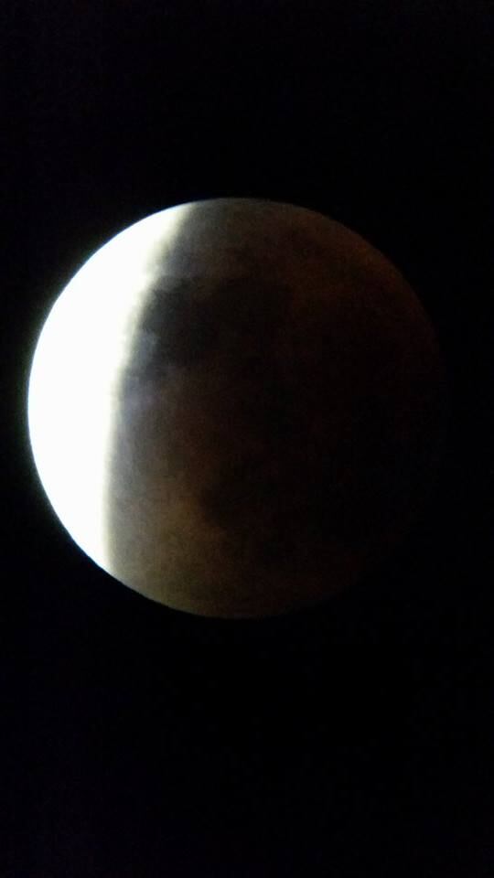O eclipse só acontece quando a lua entra na sombra da Terra: