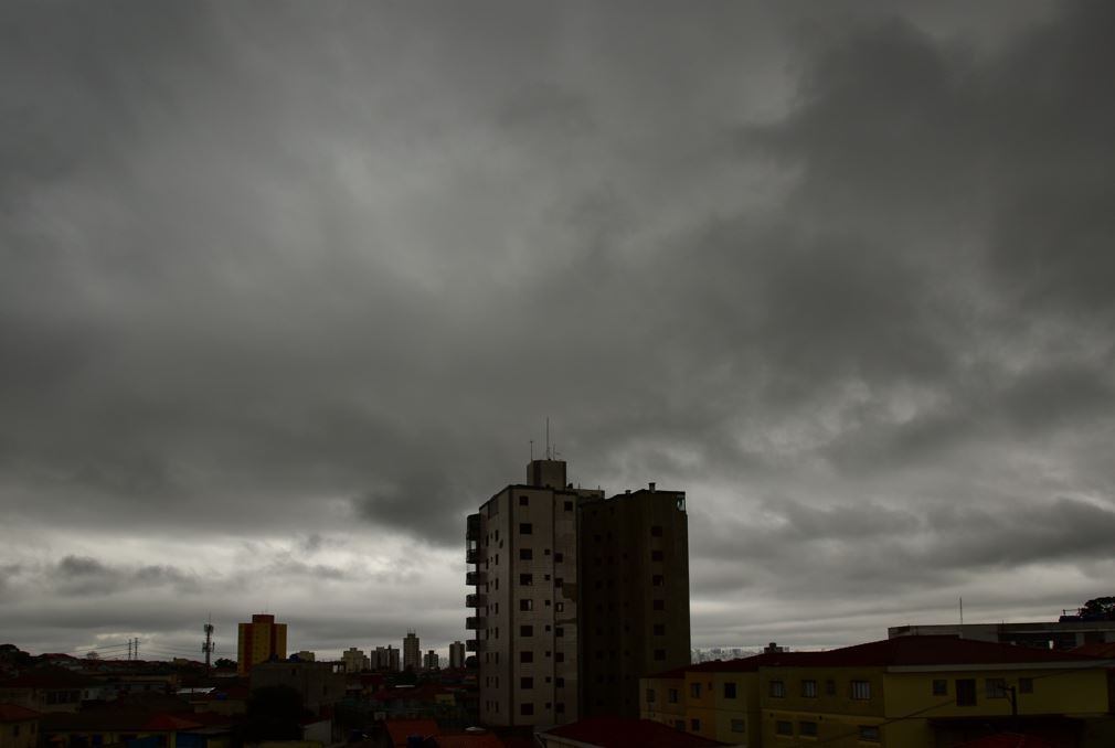 A umidade relativa do ar está em 92% e já foram registradas chuvas isoladas em bairros da zona norte. Outras regiões também devem registrar chuviscos a qualquer hora do dia
