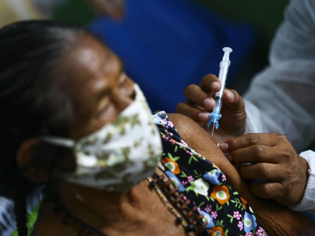 Pessoas com 60 anos ou mais tomam quarta dose a partir de hoje