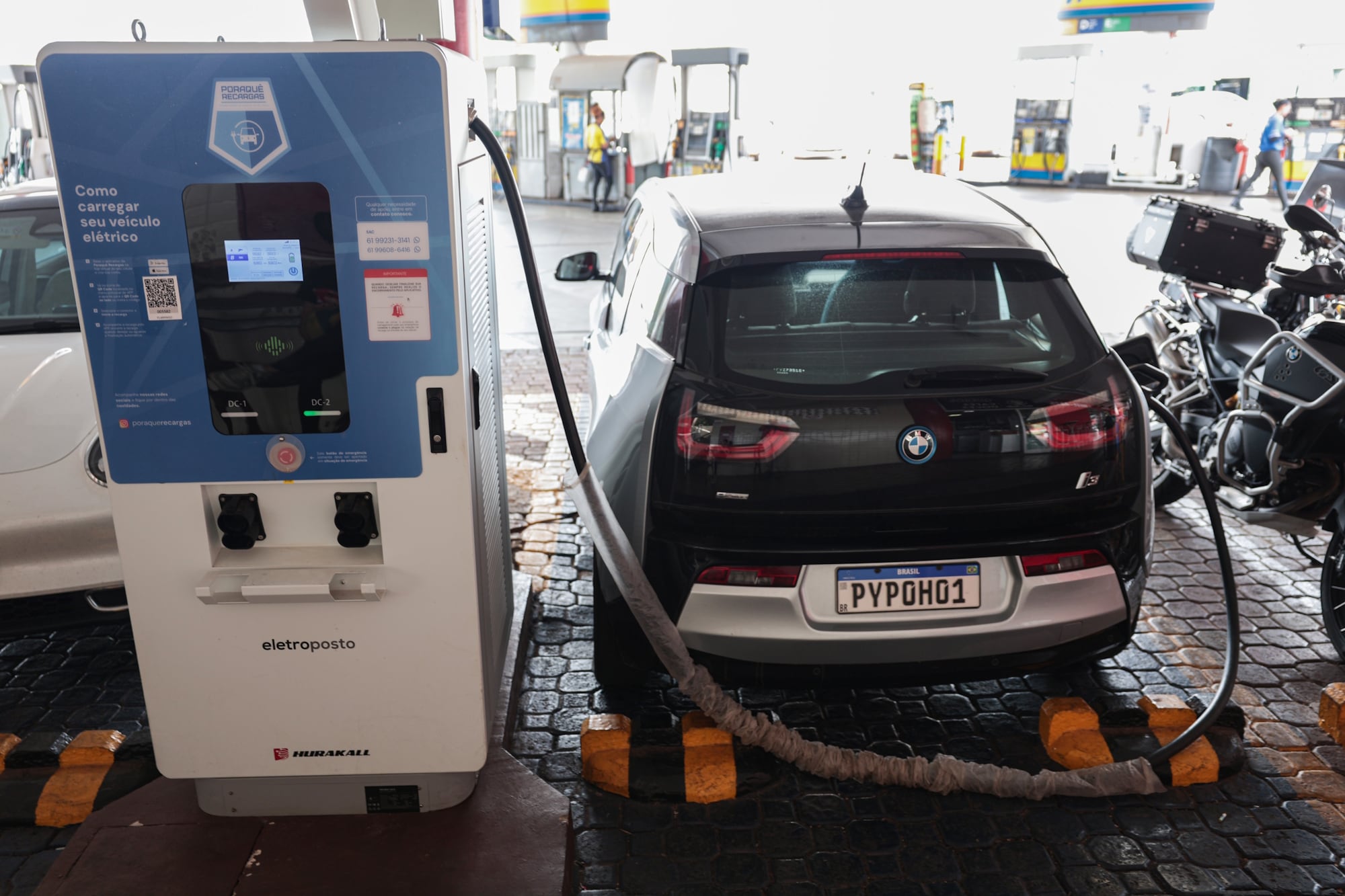 Carro elétrico parado em estação de carregamento