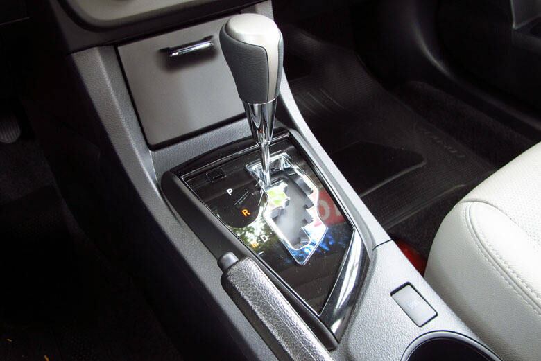 A principal novidade no conjunto mecânico é o câmbio automático do tipo CVT, que veio substituir a velha transmissão automática de quatro velocidades do antigo Corolla. Embora seja continuamente variável, a caixa simula sete marchas — ao volante, é possível perceber as trocas. O motorista também pode fazer trocas manuais por meio da alavanca ou por meio de borboletas no volante, esta restrita à versão top Altis.

Leia a avaliação completa

Saiba tudo sobre carros! Acesse R7.com/carros