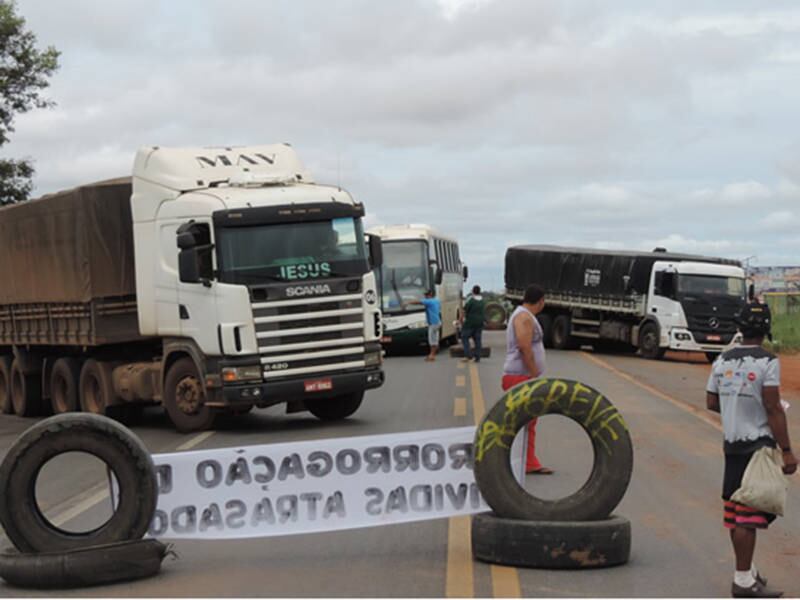 Os caminhoneiros protestaram e fecharam quatro pontos de rodovias na Bahia. De acordo com informações da PRF (Polícia Rodoviária Federal), no oeste do Estado, a pista da BR-242, no km 874 e 887 em Luís Eduardo Magalhães, foi interditada parcialmente pelos caminhoneiros; a situação também se repetiu na BR 020, no km 211, também em Luís Eduardo Magalhães. Na BR-116, no km 420, em Feira de Santana, a pista também foi interditada