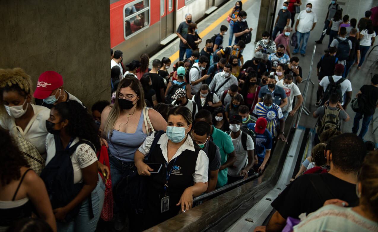 São Paulo, SP 13.04.2022 – CPTM – Linhas 8 e 9 -  Passageiros, trens, movimentação nas plataformas, seguraças, placas de informação, destino das linhas 8, Diamante, Terminal Júlio Prestes até Itapevi e Linha 9, Esmeralda, da estação Osasco/Presidente Altino até Grajaú são administradas pela ViaMobilidade. Foto Edu Garcia/R7