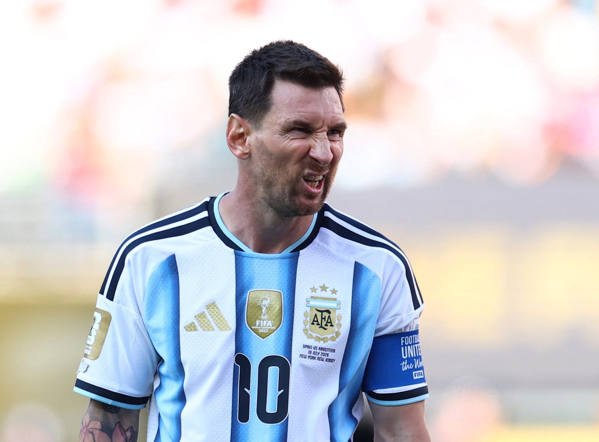 Lionel Messi, da Argentina, faz careta durante jogo de futebol
