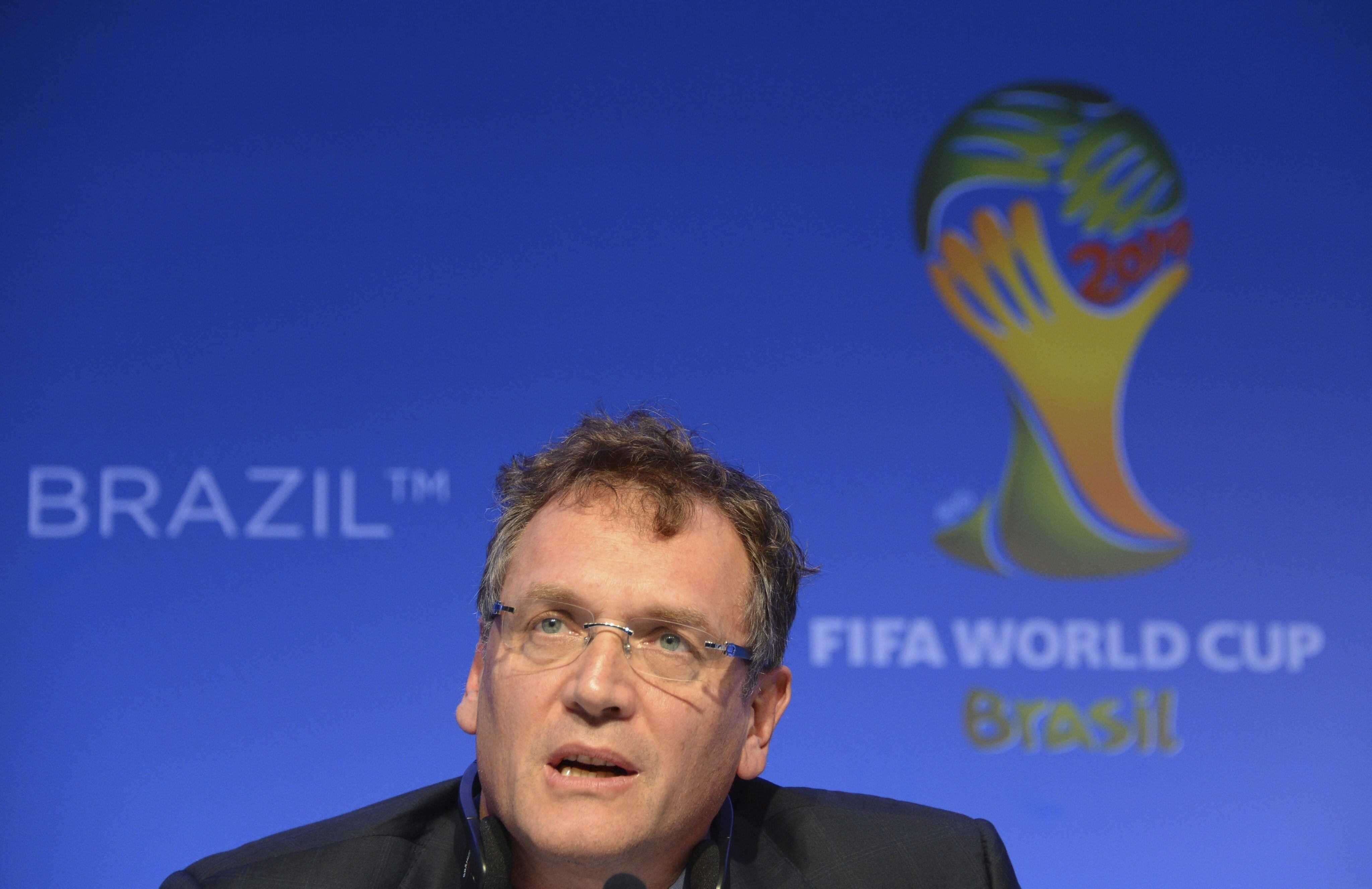 A Fifa se apressou em desmentir a informação. Secretário-geral da entidade, Jérôme Valcke também usou o microblog para afirmar:

- Conforme anunciado várias vezes, a decisão sobre Curitiba ocorrerá só
dia 18. O resto é pura especulação por pessoas que querem criar boatos