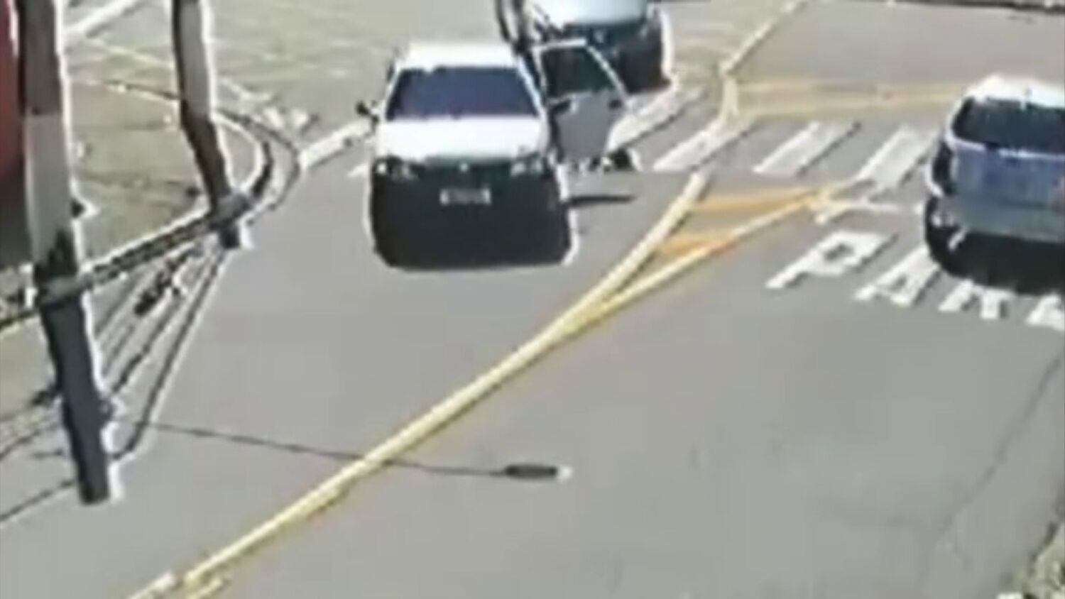 Imagens mostram porta de trás de carro se abrindo e criança caindo no asfalto