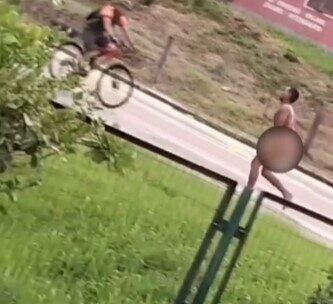 Homem correndo nu no Rio Tavares