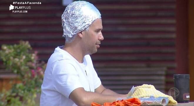 O peão descoloriu seu cabelo com a ajuda de Andréa Nóbrega