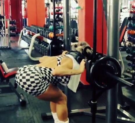 Os agachamentos estão na lista. Este da foto é chamado de stiff no smith. Para acompanhar o ritmo dela, você precisará fazer três séries de 12 repetições

+ VÍDEO: Juju vai ao evento de luta livre que atrai milhões nos EUA e entrevista super astro
+ Sem largar os treinos até na lua de mel, Juju Salimeni desfila corpaço trincado nas Bahamas
+ Assista às íntegras do Legendários no R7.com/Play!
