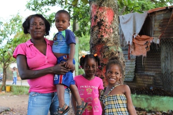 O labirinto burocrático e jurídico da República Dominicana
converteu em apátridas milhares de pessoas. Elas vivem como “cidadãos
fantasmas”, sem a possibilidade de ter acesso a um emprego regular,
matricular-se em escolas ou, inclusive, visitar um médico, afirma um relatório
da Anistia Internacional divulgado nesta quinta-feira (19). 



Em setembro de 2013, o Tribunal Constitucional
dominicano resolveu que as pessoas nascidas de genitores estrangeiros no país,
sem documentos desde 1929, não tinham direito à nacionalidade dominicana. Esta
sentença deixou, na prática, sem nacionalidade a imensa maioria de descendentes
de haitianos