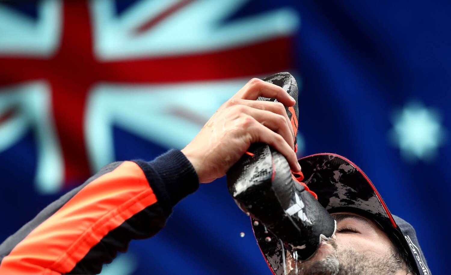 O 'shoey' é uma estranha tradição iniciada australiano levada por Daniel Ricciardo para a F1