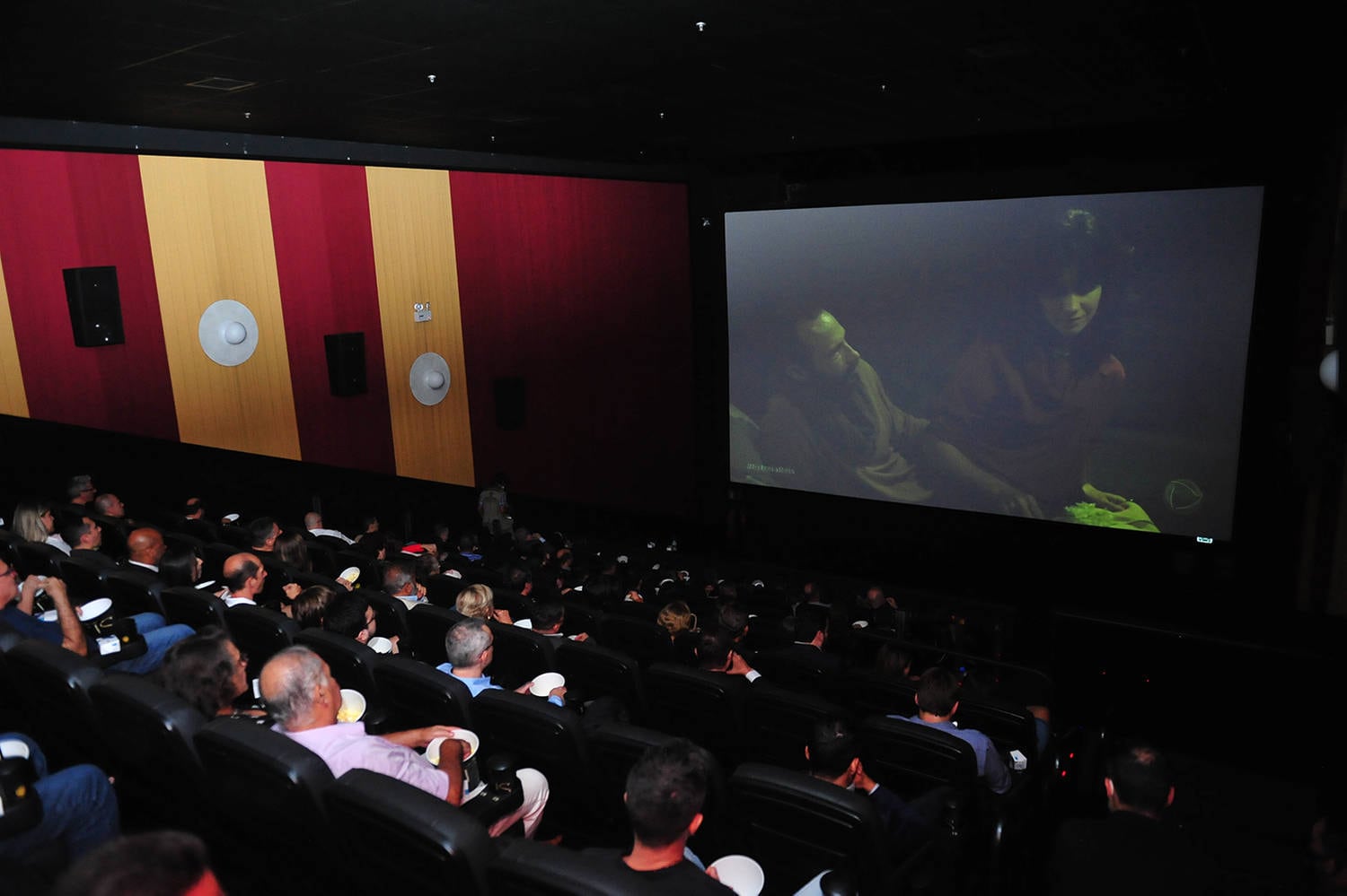 Record TV RS recebeu convidados em sala de cinema para a estreia da série Reis