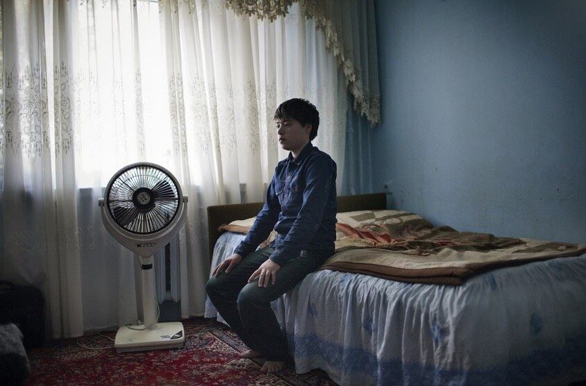 Zahra (foto), vive uma identidade masculina desde que tinha dois ou três anos de idade. 

Embora sua mãe tenha um filho, ela foi obrigada a ser a Bacha Posh da família, já que sua mãe fugiu do pai que abusava dela. Solteira, e com três filhos, ela teve que pedir que a filha ajudasse nos gastos de casa. 

Como uma mulher de dois filhos homens, ela é considerada uma pessoa digna de um pouco mais de respeito