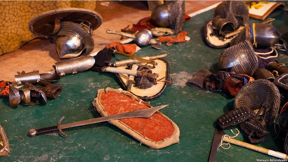 "Minha armadura e armamentos pesam quase 25 quilos", disse Artme Bulat, da equipe Black Halych. Ferreiros recriaram as armaduras e armamentos usando como referência objetos de museus e descrições em livros