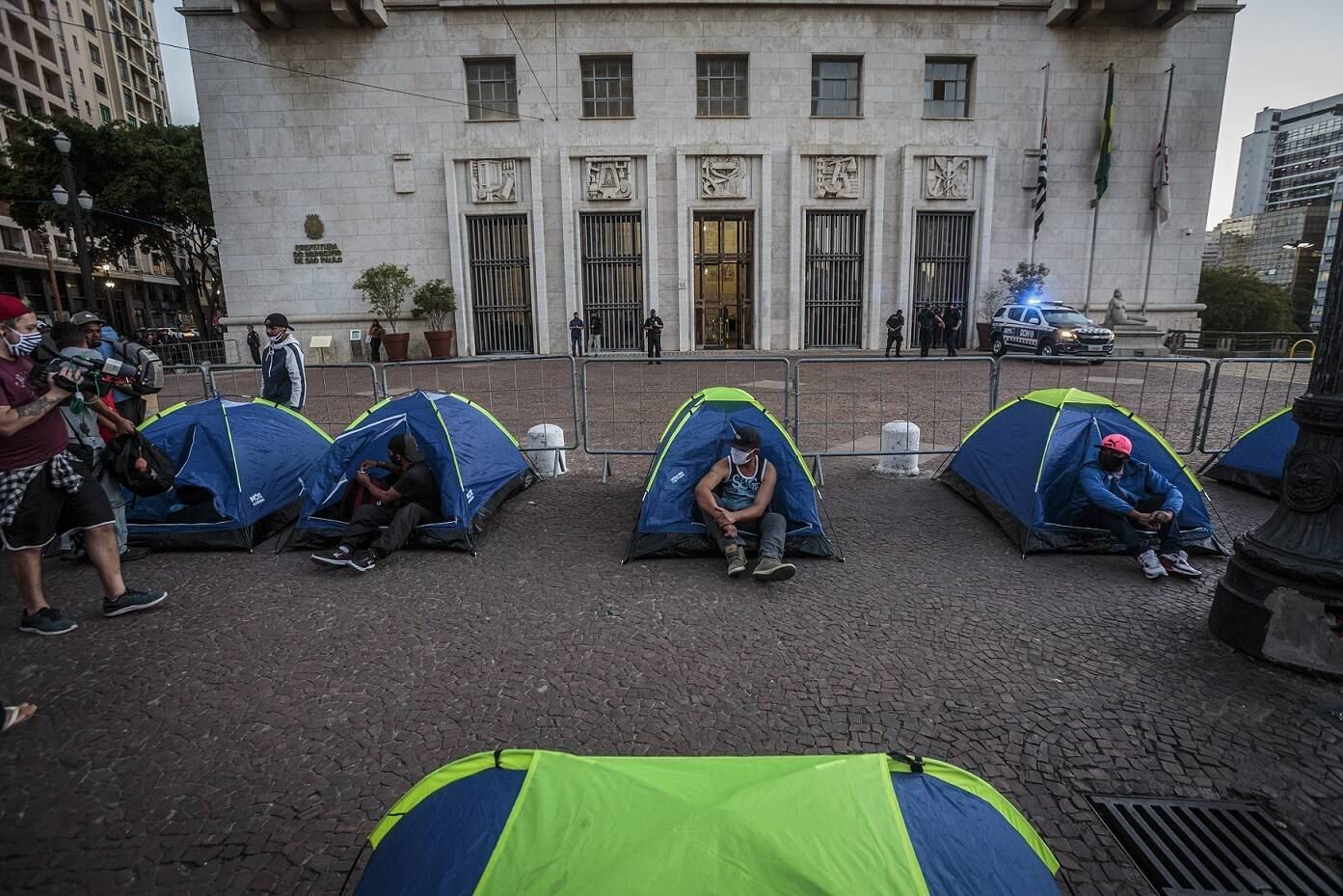 Em protesto, moradores de rua acampam em frente à prefeitura de SP, no centro